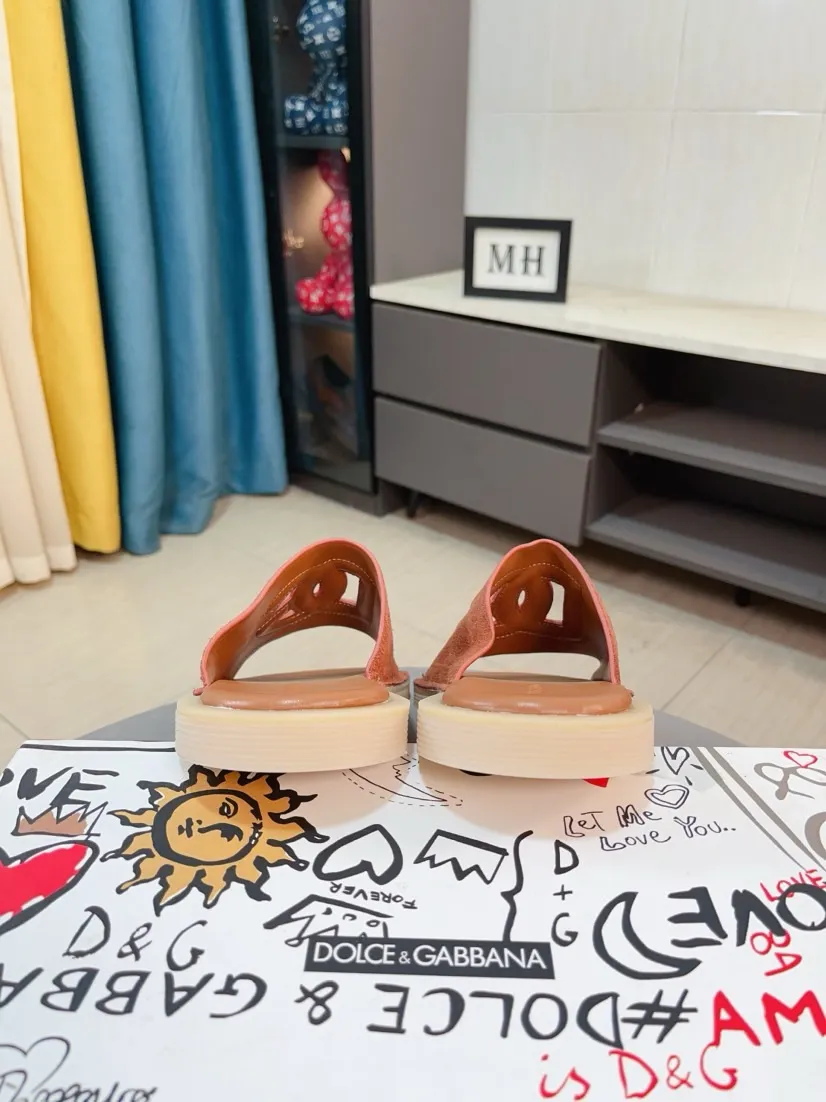 Men's shoes 💰340🌹🌹 (dg) New men's slippers, high-end boutique, leather puff upper with exquisite embossed logo decoration, fine workmanship, super soft sole, casual, loose and comfortable, a must-have in summer! \nsize：38-44